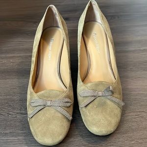 Etienne Aigner does. Size 9. Super nice dress shoes.